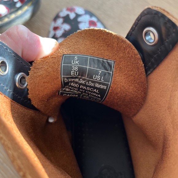 Dr. Martens womens size 7 - Picture 2 of 3
